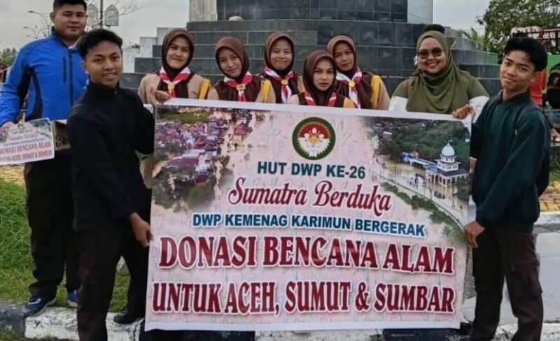 Madrasah Aliyah Negeri (MAN) Karimun menunjukkan komitmen kepedulian sosialnya dengan bersinergi bersama Dharma Wanita Persatuan (DWP) Kementerian Agama (Kemenag) Kabupaten Karimun dalam aksi penggalangan dana untuk korban bencana alam di Sumatera pada Minggu (7/12/2025). Foto: INIKEPRI.COM/MAN Karimun
