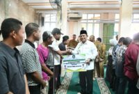Gubernur Ansar saat menyerahkan bantuan hibah Pemerintah Provinsi Kepri kepada masyarakat, organisasi, dan rumah ibadah di Masjid Darul Muttaqin, Perumahan Taman Cipta Asri II. Foto: INIKEPRI.COM/KepriProv 