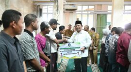 Gubernur Ansar saat menyerahkan bantuan hibah Pemerintah Provinsi Kepri kepada masyarakat, organisasi, dan rumah ibadah di Masjid Darul Muttaqin, Perumahan Taman Cipta Asri II. Foto: INIKEPRI.COM/KepriProv 