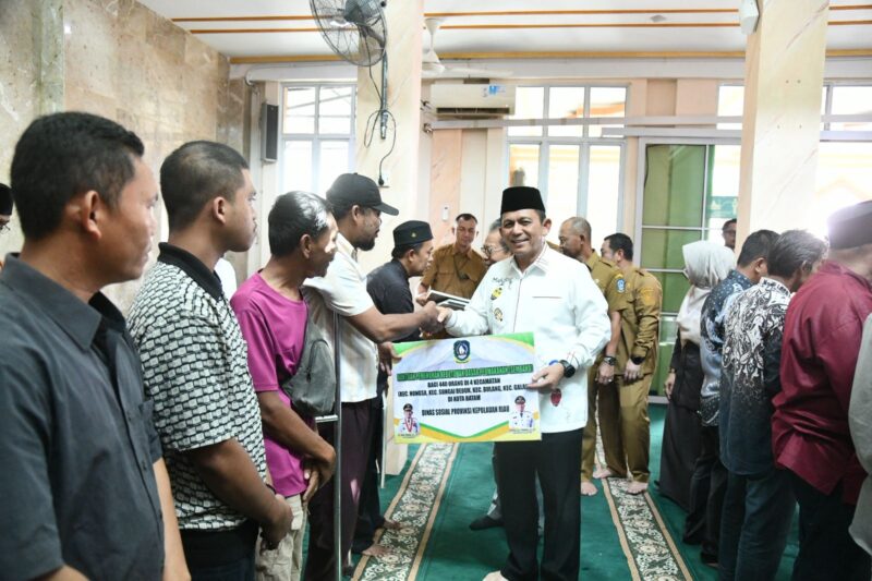 Gubernur Ansar saat menyerahkan bantuan hibah Pemerintah Provinsi Kepri kepada masyarakat, organisasi, dan rumah ibadah di Masjid Darul Muttaqin, Perumahan Taman Cipta Asri II. Foto: INIKEPRI.COM/KepriProv