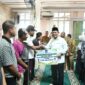 Gubernur Ansar saat menyerahkan bantuan hibah Pemerintah Provinsi Kepri kepada masyarakat, organisasi, dan rumah ibadah di Masjid Darul Muttaqin, Perumahan Taman Cipta Asri II. Foto: INIKEPRI.COM/KepriProv 