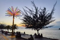 Pengunjung menikmati suasana senja di kawasan Taman Gurindam 12, Tanjungpinang. Foto: INIKEPRI.COM/Dinas Perkim Kepri