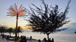 Pengunjung menikmati suasana senja di kawasan Taman Gurindam 12, Tanjungpinang. Foto: INIKEPRI.COM/Dinas Perkim Kepri