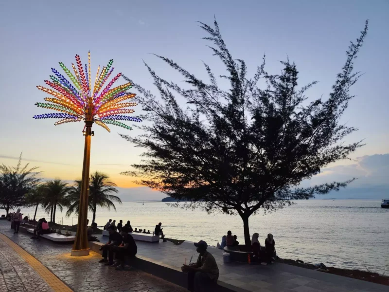Pengunjung menikmati suasana senja di kawasan Taman Gurindam 12, Tanjungpinang. Foto: INIKEPRI.COM/Dinas Perkim Kepri