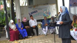 Ketua TP-PKK Provinsi Kepri Hj Dewi Kumalasari Ansar menghadiri khitanan bagi keluarga dhuafa dan kegiatan penyerahan paket pencegahan balita berisiko stunting di UPT Puskesmas Lubuk Baja Kota Batam, Selasa (16/12/2025). Foto: INIKEPRI.COM/KepriProv 