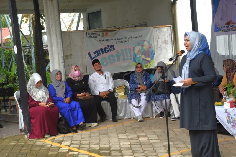 Ketua TP-PKK Provinsi Kepri Hj Dewi Kumalasari Ansar menghadiri khitanan bagi keluarga dhuafa dan kegiatan penyerahan paket pencegahan balita berisiko stunting di UPT Puskesmas Lubuk Baja Kota Batam, Selasa (16/12/2025). Foto: INIKEPRI.COM/KepriProv 