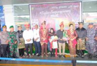 Lis saat menyambut dua wisatawan pertama asal Singapura di Pelabuhan Internasional Sri Bintan Pura, Kamis (1/1). Foto: INIKEPRI.COM