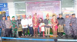 Lis saat menyambut dua wisatawan pertama asal Singapura di Pelabuhan Internasional Sri Bintan Pura, Kamis (1/1). Foto: INIKEPRI.COM