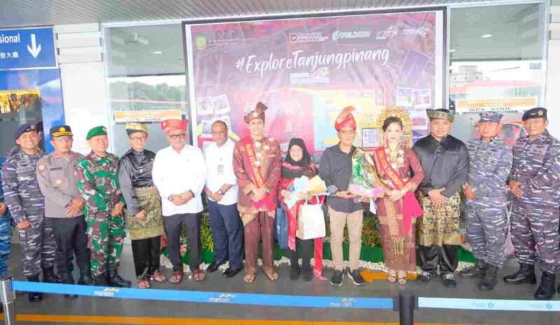 Lis saat menyambut dua wisatawan pertama asal Singapura di Pelabuhan Internasional Sri Bintan Pura, Kamis (1/1). Foto: INIKEPRI.COM