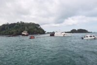 Kapal LCT Mutiara Garlib Samudera kandas dan mencemari perairan di Tanjung Pinggir, Sekupang, Batam. Foto: KSOP