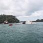 Kapal LCT Mutiara Garlib Samudera kandas dan mencemari perairan di Tanjung Pinggir, Sekupang, Batam. Foto: KSOP