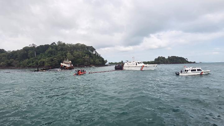Kapal LCT Mutiara Garlib Samudera kandas dan mencemari perairan di Tanjung Pinggir, Sekupang, Batam. Foto: KSOP