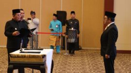 Gubernur Kepulauan Riau Ansar Ahmad mengukuhkan Toto Haryanto Silitonga sebagai Kepala Badan Pusat Statistik (BPS) Provinsi Kepulauan Riau di Aula Wan Seri Beni, Dompak. Foto: INIKEPRI.COM/KepriProv 