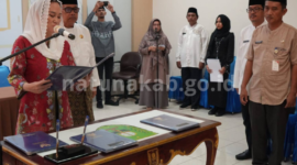 Bupati Natuna, Cen Sui Lan, secara resmi melantik dan mengukuhkan 17 Pegawai Negeri Sipil (PNS) di lingkungan Pemerintah Kabupaten Natuna, Jumat (9/1/2026) pagi. Foto: INIKEPRI.COM/NatunaKab 