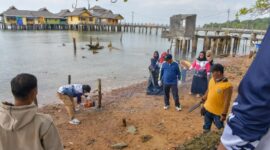 Gubernur Kepri Ansar Ahmad memimpin aksi gotong royong di salah satu pantai di Pulau Penyengat, Tanjungpinang. Foto: INIKEPRI.COM/KepriProv 