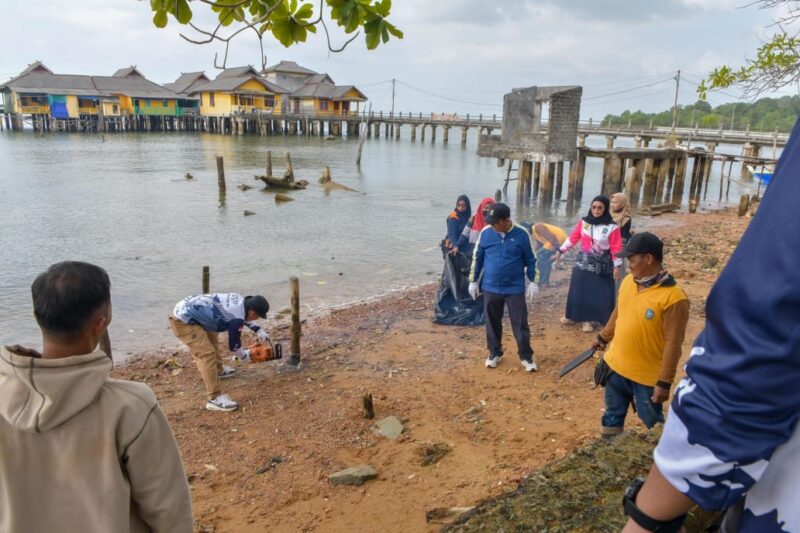 Gubernur Kepri Ansar Ahmad memimpin aksi gotong royong di salah satu pantai di Pulau Penyengat, Tanjungpinang. Foto: INIKEPRI.COM/KepriProv 