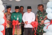 Wakil Gubernur Kepri Nyanyang Haris Pratamura bersama Wakil Wali Kota Tanjungpinang Raja Ariza memotong pita, meresmikan Satuan Pelayanan Pemenuhan Gizi (SPPG) Usman Harun, Teluk Keriting, Tanjungpinang, Jumat (30/1/2026). Foto: INIKEPRI.COM/KepriProv 