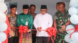 Wakil Gubernur Kepri Nyanyang Haris Pratamura bersama Wakil Wali Kota Tanjungpinang Raja Ariza memotong pita, meresmikan Satuan Pelayanan Pemenuhan Gizi (SPPG) Usman Harun, Teluk Keriting, Tanjungpinang, Jumat (30/1/2026). Foto: INIKEPRI.COM/KepriProv 