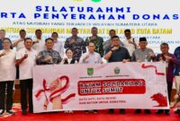 Kota Batam menyerahkan bantuan kemanusiaan bagi korban bencana alam di Provinsi Sumatera Utara (Sumut). Bantuan tersebut diserahkan langsung oleh Wali Kota Batam, Amsakar Achmad, bersama Wakil Wali Kota Batam, Li Claudia Chandra, dan diterima Gubernur Sumatera Utara, Muhammad Bobby Afif Nasution, di Aula Tengku Rizal Nurdin, Rumah Dinas Gubernur Sumut, Medan, Kamis (8/1/2026). Foto: INIKEPRI.COM
