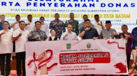 Kota Batam menyerahkan bantuan kemanusiaan bagi korban bencana alam di Provinsi Sumatera Utara (Sumut). Bantuan tersebut diserahkan langsung oleh Wali Kota Batam, Amsakar Achmad, bersama Wakil Wali Kota Batam, Li Claudia Chandra, dan diterima Gubernur Sumatera Utara, Muhammad Bobby Afif Nasution, di Aula Tengku Rizal Nurdin, Rumah Dinas Gubernur Sumut, Medan, Kamis (8/1/2026). Foto: INIKEPRI.COM
