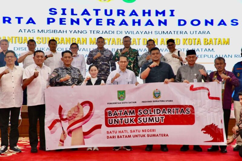 Kota Batam menyerahkan bantuan kemanusiaan bagi korban bencana alam di Provinsi Sumatera Utara (Sumut). Bantuan tersebut diserahkan langsung oleh Wali Kota Batam, Amsakar Achmad, bersama Wakil Wali Kota Batam, Li Claudia Chandra, dan diterima Gubernur Sumatera Utara, Muhammad Bobby Afif Nasution, di Aula Tengku Rizal Nurdin, Rumah Dinas Gubernur Sumut, Medan, Kamis (8/1/2026). Foto: INIKEPRI.COM

