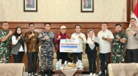 Wali Kota Batam, Amsakar Achmad, bersama Wakil Wali Kota Batam, Li Claudia Chandra, menyerahkan secara langsung bantuan kemanusiaan senilai Rp4,8 miliar bagi korban bencana alam di Provinsi Aceh. Bantuan tersebut diterima oleh Wakil Gubernur (Wagub) Aceh, Fadhlullah, di Banda Aceh, Jumat (9/1/2026). Foto: INIKEPRI.COM/Media Center Batam 