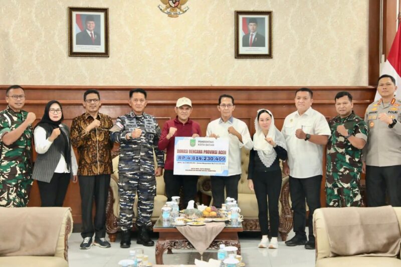 Wali Kota Batam, Amsakar Achmad, bersama Wakil Wali Kota Batam, Li Claudia Chandra, menyerahkan secara langsung bantuan kemanusiaan senilai Rp4,8 miliar bagi korban bencana alam di Provinsi Aceh. Bantuan tersebut diterima oleh Wakil Gubernur (Wagub) Aceh, Fadhlullah, di Banda Aceh, Jumat (9/1/2026). Foto: INIKEPRI.COM/Media Center Batam