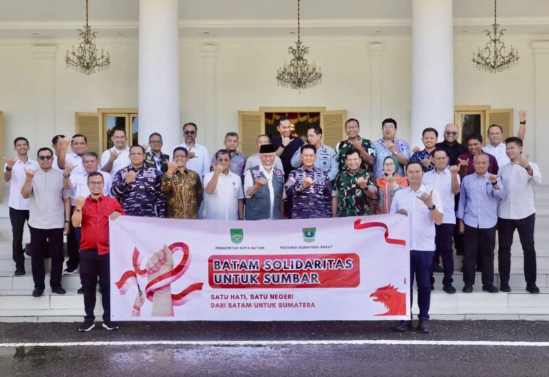 Pemerintah Kota (Pemko) Batam menyalurkan bantuan kemanusiaan bagi masyarakat terdampak bencana alam di Provinsi Sumatera Barat (Sumbar). Penyerahan bantuan dilaksanakan di Istana Gubernur Sumatera Barat, Kota Padang, Minggu (11/1/2026), dan diterima langsung oleh Gubernur Sumbar, Mahyeldi Ansharullah. Foto: INIKEPRI.COM/Media Center Batam