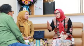Erlita Amsakar dalam pertemuan bersama pengurus LASQI Kota Batam yang berlangsung di ruang kerjanya. Foto: INIKEPRI.COM/Media Center Batam 