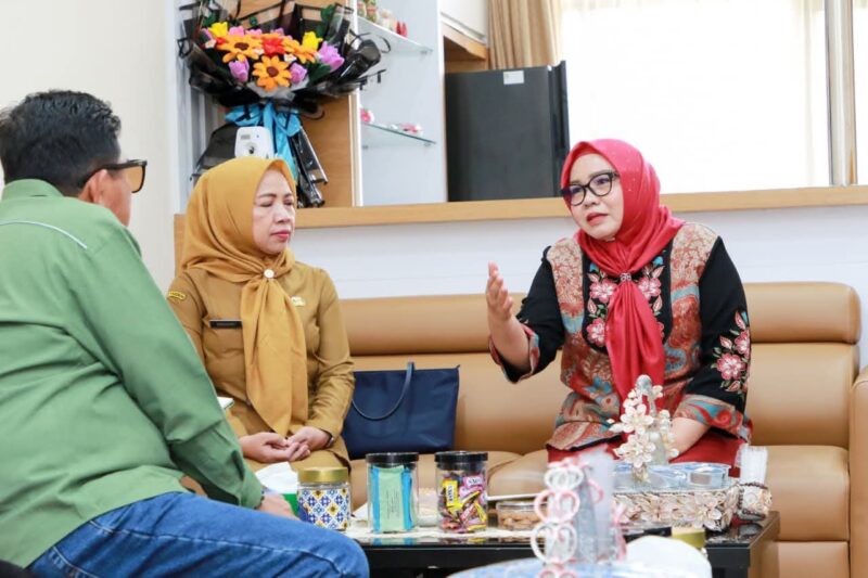 Erlita Amsakar dalam pertemuan bersama pengurus LASQI Kota Batam yang berlangsung di ruang kerjanya. Foto: INIKEPRI.COM/Media Center Batam 