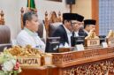 Sekretaris Daerah Kota Batam, Firmansyah, yang menghadiri Rapat Paripurna DPRD Kota Batam dengan agenda penyampaian Pendapat Wali Kota Batam terhadap Rancangan Peraturan Daerah (Ranperda) tentang Lembaga Adat. Foto: INIKEPRI.COM/Media Center Batam 