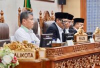 Sekretaris Daerah Kota Batam, Firmansyah, yang menghadiri Rapat Paripurna DPRD Kota Batam dengan agenda penyampaian Pendapat Wali Kota Batam terhadap Rancangan Peraturan Daerah (Ranperda) tentang Lembaga Adat. Foto: INIKEPRI.COM/Media Center Batam 