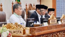 Sekretaris Daerah Kota Batam, Firmansyah, yang menghadiri Rapat Paripurna DPRD Kota Batam dengan agenda penyampaian Pendapat Wali Kota Batam terhadap Rancangan Peraturan Daerah (Ranperda) tentang Lembaga Adat. Foto: INIKEPRI.COM/Media Center Batam 
