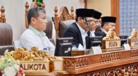 Sekretaris Daerah Kota Batam, Firmansyah, yang menghadiri Rapat Paripurna DPRD Kota Batam dengan agenda penyampaian Pendapat Wali Kota Batam terhadap Rancangan Peraturan Daerah (Ranperda) tentang Lembaga Adat. Foto: INIKEPRI.COM/Media Center Batam 