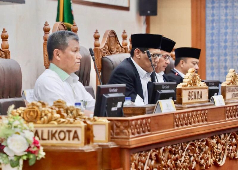 Sekretaris Daerah Kota Batam, Firmansyah, yang menghadiri Rapat Paripurna DPRD Kota Batam dengan agenda penyampaian Pendapat Wali Kota Batam terhadap Rancangan Peraturan Daerah (Ranperda) tentang Lembaga Adat. Foto: INIKEPRI.COM/Media Center Batam 