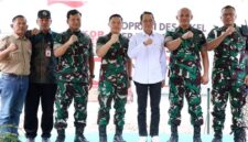 Amsakar saat meninjau percepatan pembangunan KDKMP di Kantor Lurah Tembesi, Kecamatan Sagulung. Foto: INIKEPRI.COM/Media Center Batam