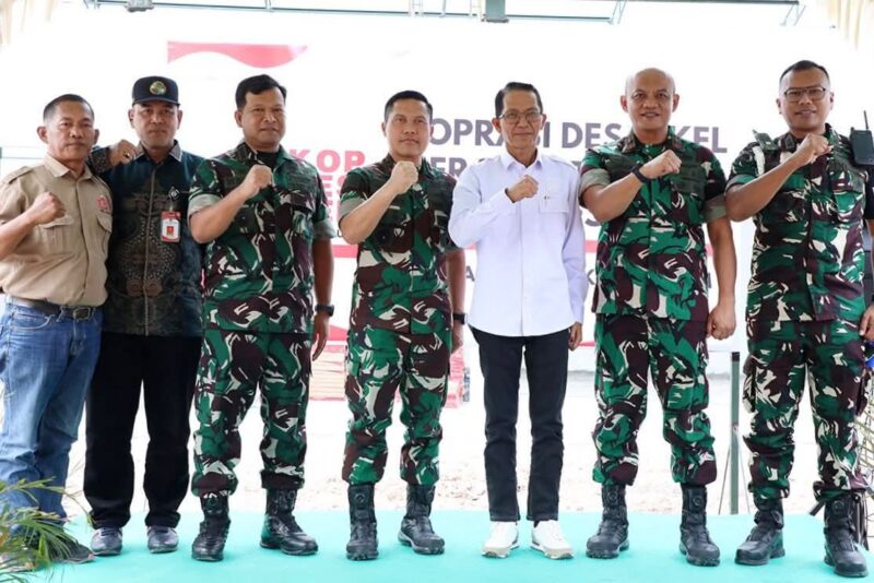 Amsakar saat meninjau percepatan pembangunan KDKMP di Kantor Lurah Tembesi, Kecamatan Sagulung. Foto: INIKEPRI.COM/Media Center Batam 