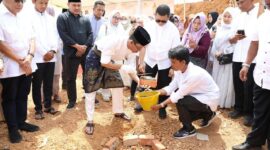 Wali Kota Batam Amsakar Achmad secara resmi meletakkan batu pertama pembangunan Masjid Jami’ Al-Falah. Foto: INIKEPRI.COM
