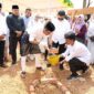 Wali Kota Batam Amsakar Achmad secara resmi meletakkan batu pertama pembangunan Masjid Jami’ Al-Falah. Foto: INIKEPRI.COM