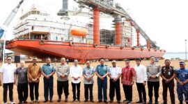 Kapal tipe Floating Landing Facility (FLF) bernama Permata Borneo 1, yang sepenuhnya dibangun di Kota Batam, resmi diluncurkan di Galangan PT Bahtera Bahari Shipyard. Foto: INIKEPRI.COM/Media Center Batam 