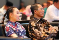 Wali Kota Batam, Amsakar Achmad, bersama Wakil Wali Kota Batam, Li Claudia Chandra, pada penutupan Rapat Kerja Nasional (Rakernas) XVII Asosiasi Pemerintah Kabupaten Seluruh Indonesia (APKASI) Tahun 2026. Foto: INIKEPRI.COM
