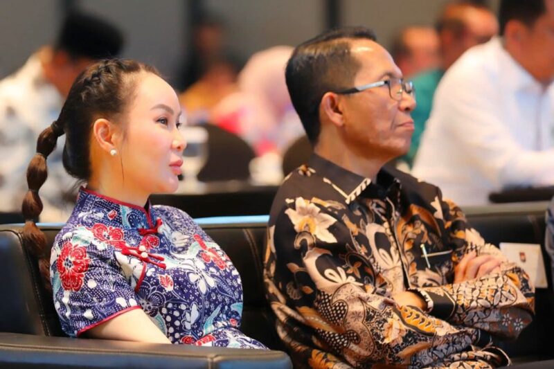 Wali Kota Batam, Amsakar Achmad, bersama Wakil Wali Kota Batam, Li Claudia Chandra, pada penutupan Rapat Kerja Nasional (Rakernas) XVII Asosiasi Pemerintah Kabupaten Seluruh Indonesia (APKASI) Tahun 2026. Foto: INIKEPRI.COM