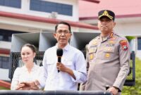 Amsakar Achmad dan Li Claudia menemui pendemo. Foto: INIKEPRI.COM/Media Center Batam 