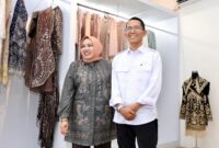 Wali Kota Batam Amsakar Achmad dan istri Erlita Sari meresmikan Click Gallery, sebuah usaha layanan dan koleksi busana pengantin. Foto: INIKEPRI.COM/Media Center Batam 