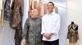 Wali Kota Batam Amsakar Achmad dan istri Erlita Sari meresmikan Click Gallery, sebuah usaha layanan dan koleksi busana pengantin. Foto: INIKEPRI.COM/Media Center Batam 