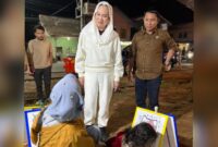  Bupati Natuna Cen Sui Lan hadir langsung menyapa masyarakat, didampingi Ketua DPRD Natuna Rusdi, Rabu malam (31/12/2025). Foto: Istimewa 