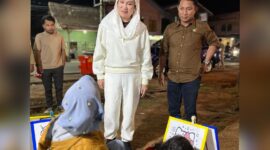  Bupati Natuna Cen Sui Lan hadir langsung menyapa masyarakat, didampingi Ketua DPRD Natuna Rusdi, Rabu malam (31/12/2025). Foto: Istimewa 