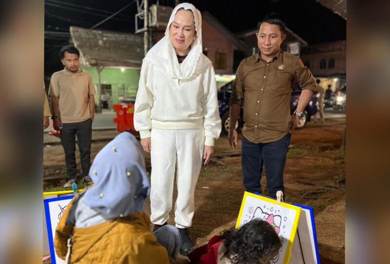  Bupati Natuna Cen Sui Lan hadir langsung menyapa masyarakat, didampingi Ketua DPRD Natuna Rusdi, Rabu malam (31/12/2025). Foto: Istimewa 