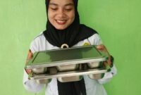 Guru MIN Tanjungpinang menerima MBG pertama kalinya. Foto: INIKEPRI.COM