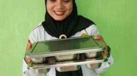 Guru MIN Tanjungpinang menerima MBG pertama kalinya. Foto: INIKEPRI.COM